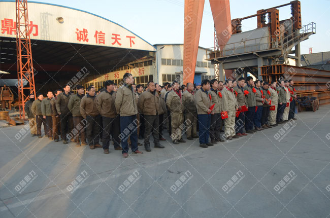 張總現場為獲獎員工頒發證書和獎金